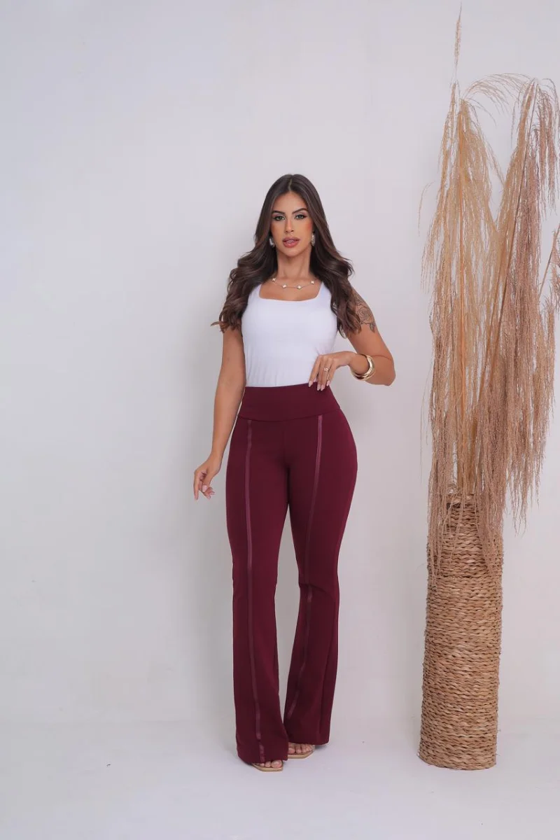 Calça Flare social bailarina Vinho com todo estilo com detalhe de cirre e cintura alta