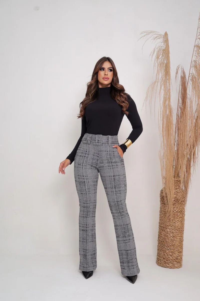 Calça flare xadrez mesclada em jacquard linho, cintura alta, elastano, modelagem bailarina e cinto fixo