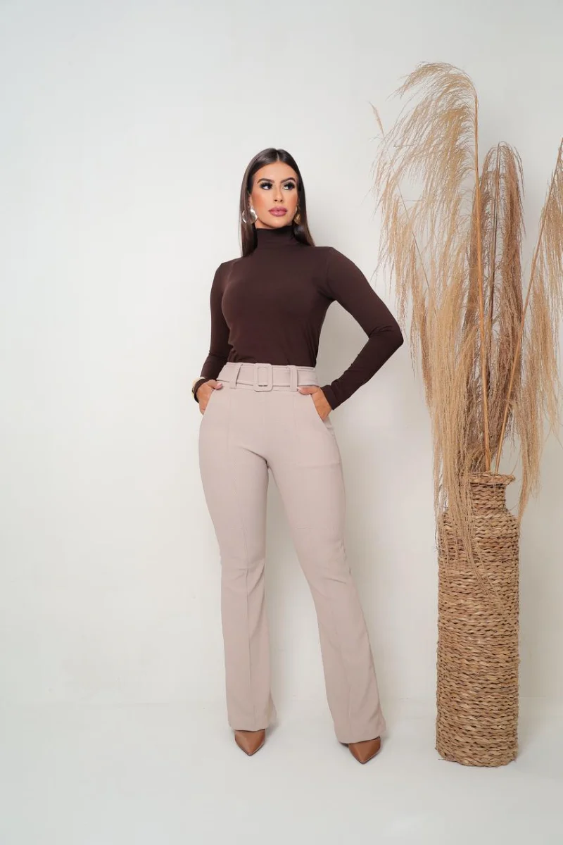 Calça Flare social bailarina Cor Off tecido pop com cinto fixo cintura alta com elastano