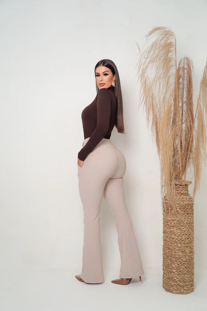Calça Flare social bailarina Cor Off tecido pop com cinto fixo cintura alta com elastano - 3