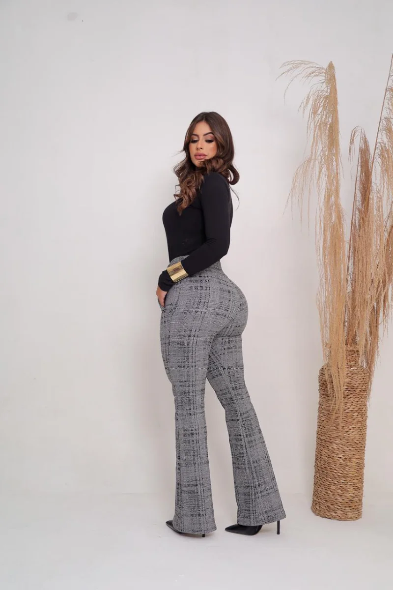 Calça flare xadrez mesclada em jacquard linho, cintura alta, elastano, modelagem bailarina e cinto fixo - 3