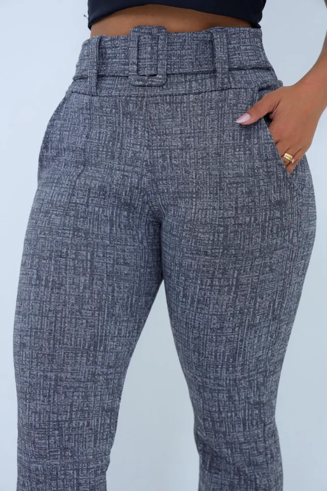 Calça flare social bailarina jacquard linho Cinza clara com cinto fixo com bastante elastano e cintura alta - 4