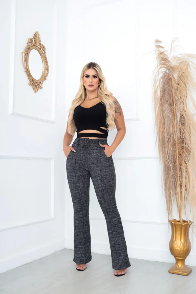 Calça flare Cor Preta Mesclada Social Bailarina Jacquard linho com cinto fixo com bastante elastano e cintura alta