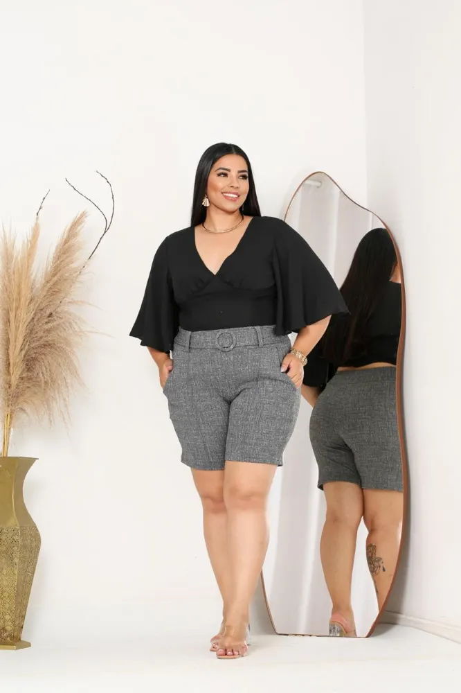 Shorts feminina plus Size jackar linho Cinza claro mesclado com cinto fixo